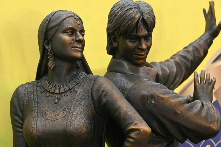 Shah Rukh Khan dan Kajol Abadikan Kisah Cinta DDLJ di London