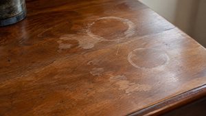 Cara Menghilangkan Noda Air pada Furniture Kayu