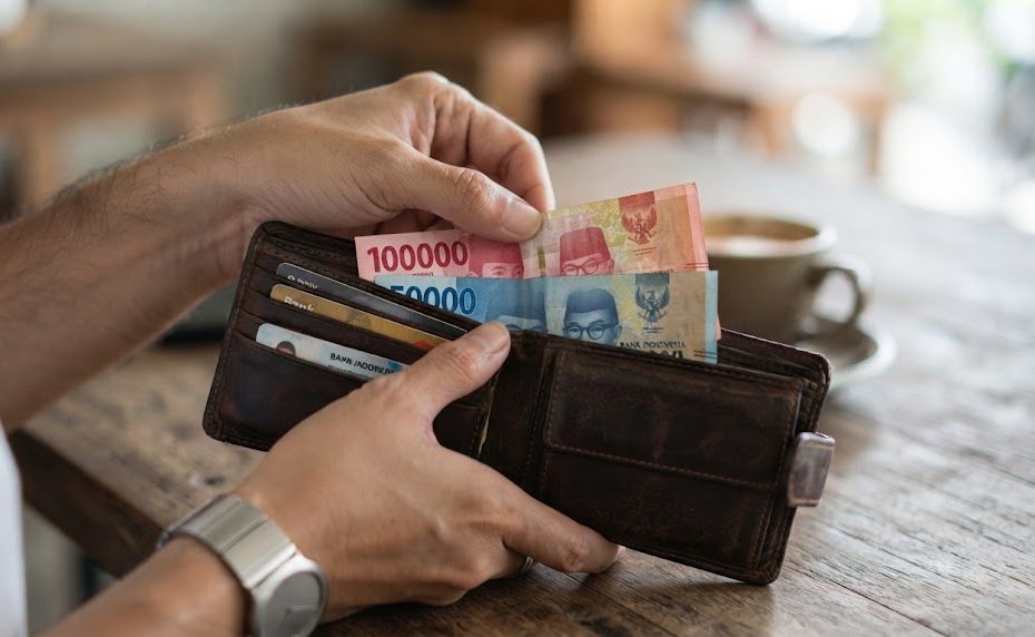 Orang yang Selalu Menyimpan Uang Tunai di Dompet