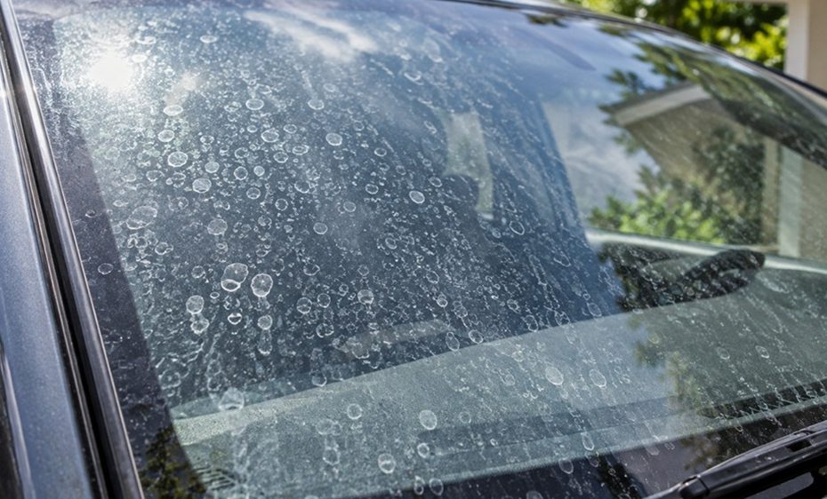 Cara Menghilangkan Kerak Air pada Kaca Mobil